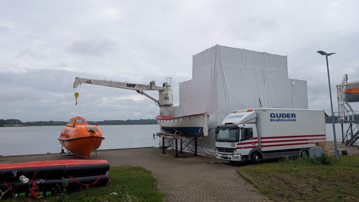 Verhüllungskunst an der Seemannsschule?