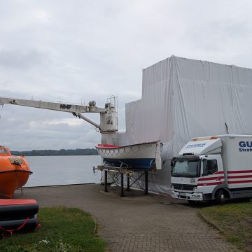 PXL_20250905_090422846.MP Verhüllungskunst an der Seemannsschule?